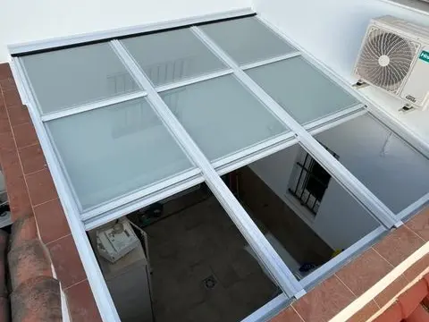 Acoperis din sticla retractabil