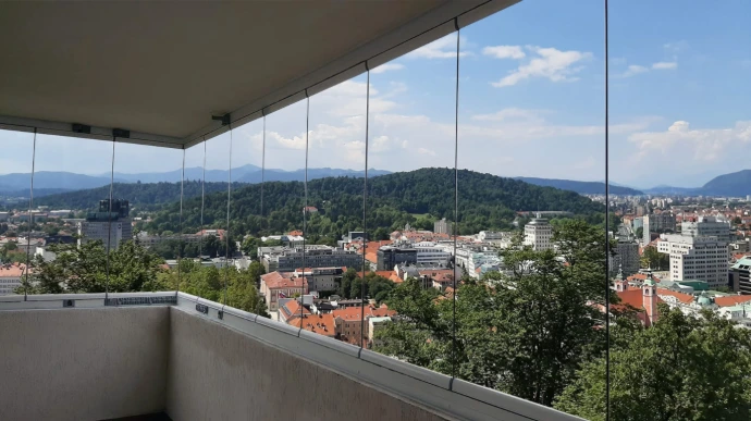Balcon închis cu sistem glisant din sticlă