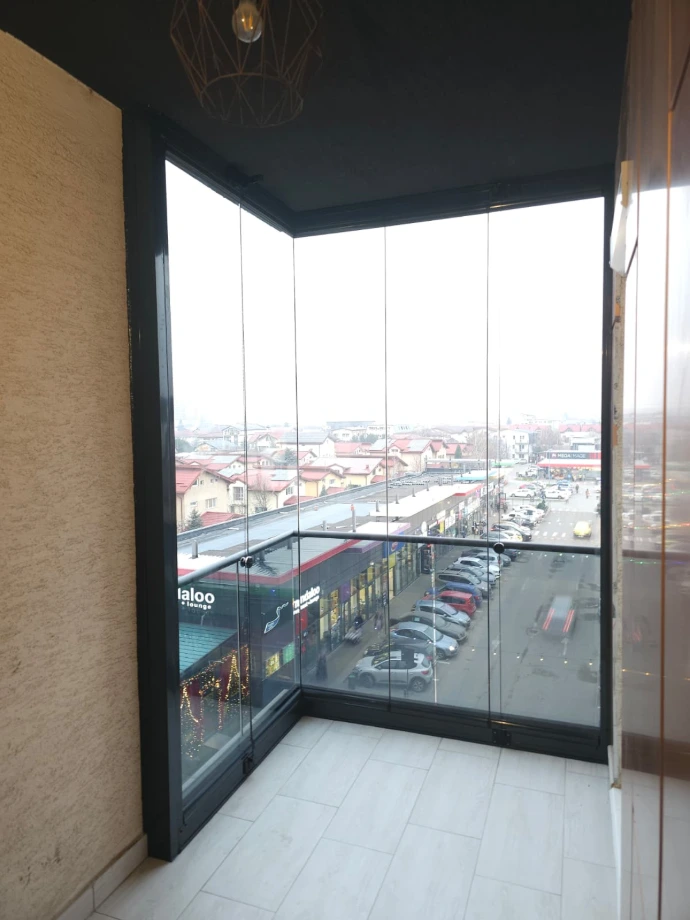 Închidere balcon cu sticlă, vedere din interior
